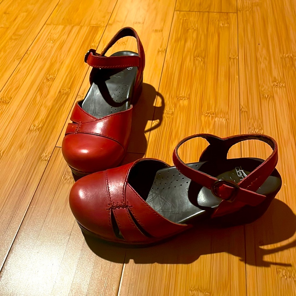 Dansko Margrete Red Leather Mary
Jane Clogs Women's Size 6.5 (37)